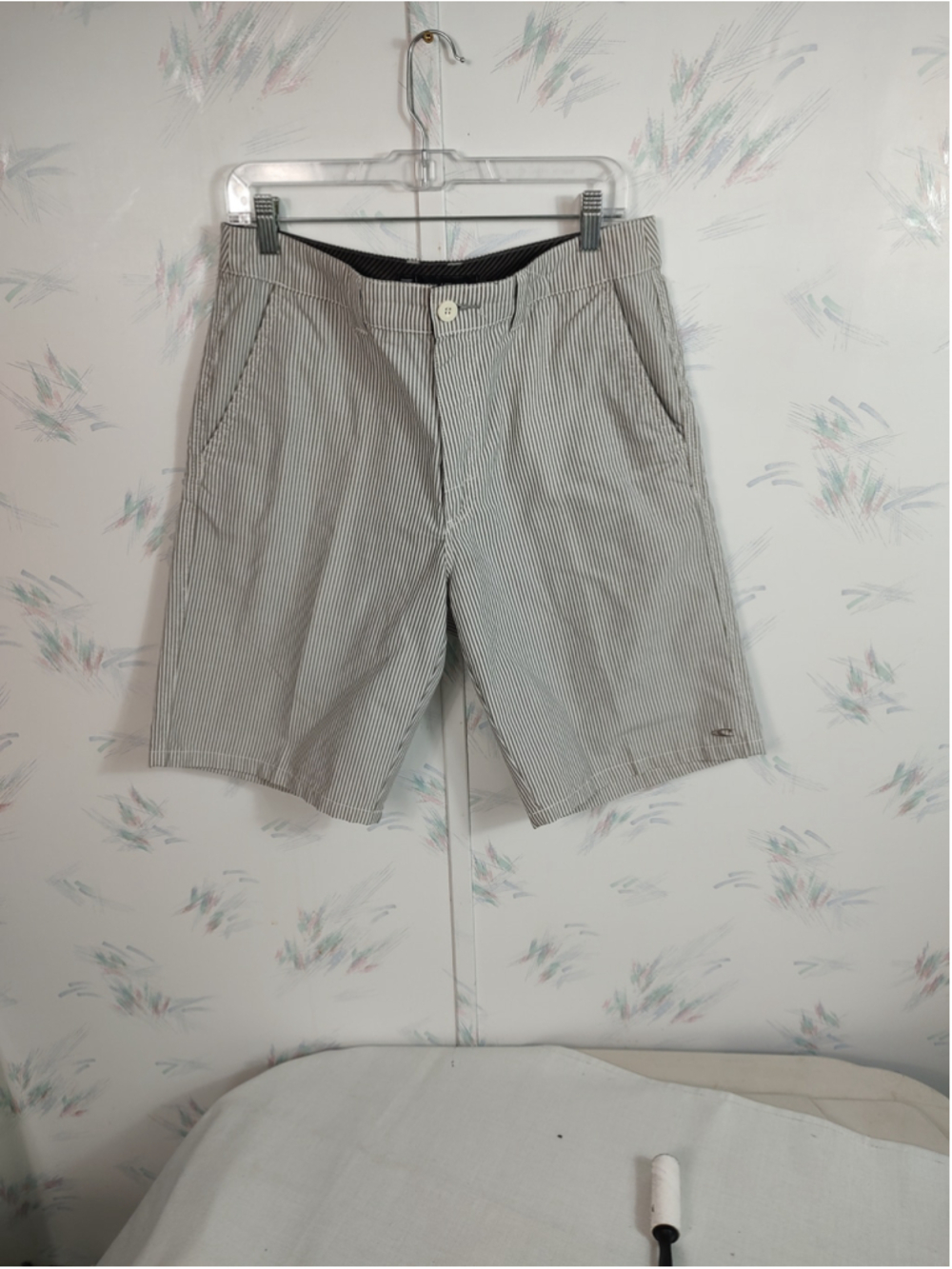 Men's O'Neill Flat Front Shorts Waist 32 White Grey Striped